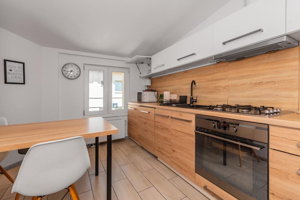 Coffee/tea facilities, Kitchen or kitchenette, Dining area, stove