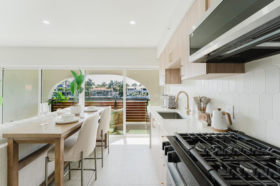 Kitchen or kitchenette, Dining area, River view, stove