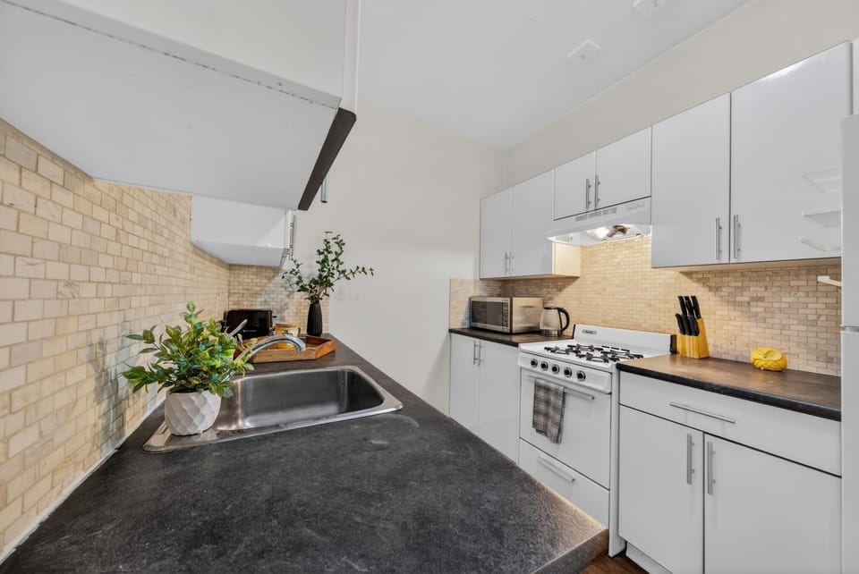 Bright 2BR Apartment in the West End Apartment in Vancouver