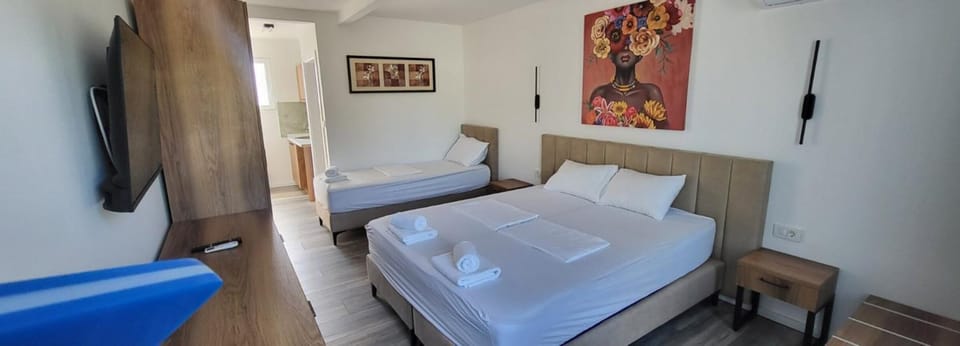 Bed, TV and multimedia, Photo of the whole room, Bedroom
