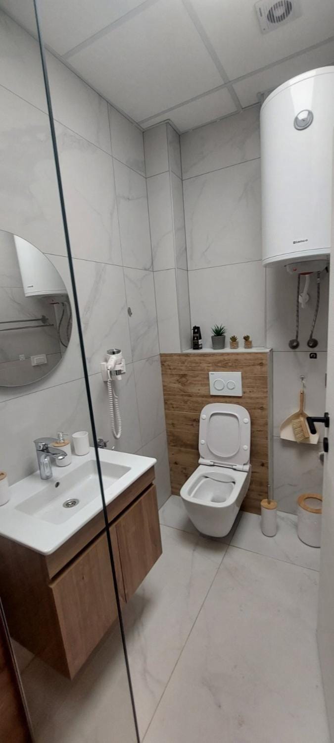 Shower, Toilet