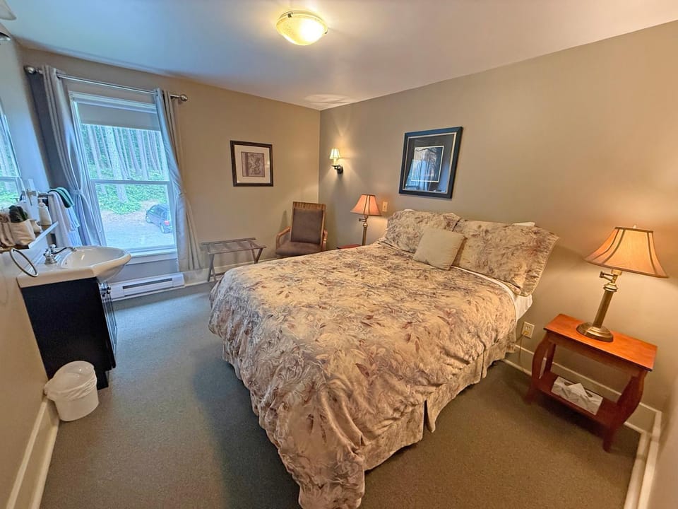 Dragon's Lodge Hotel in Gabriola