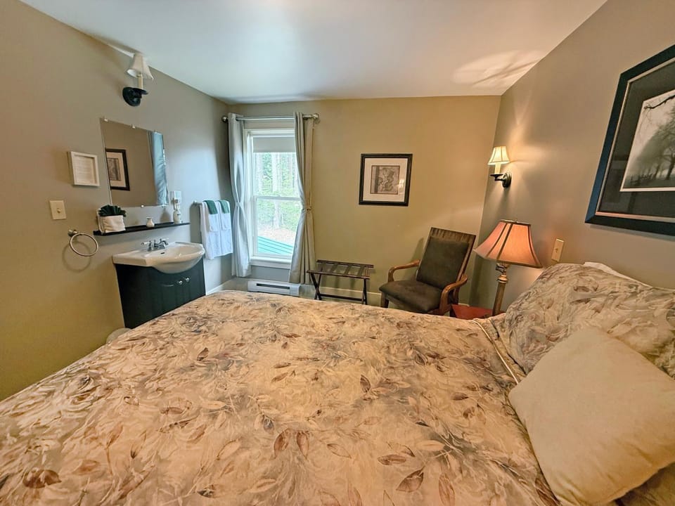Dragon's Lodge Hotel in Gabriola