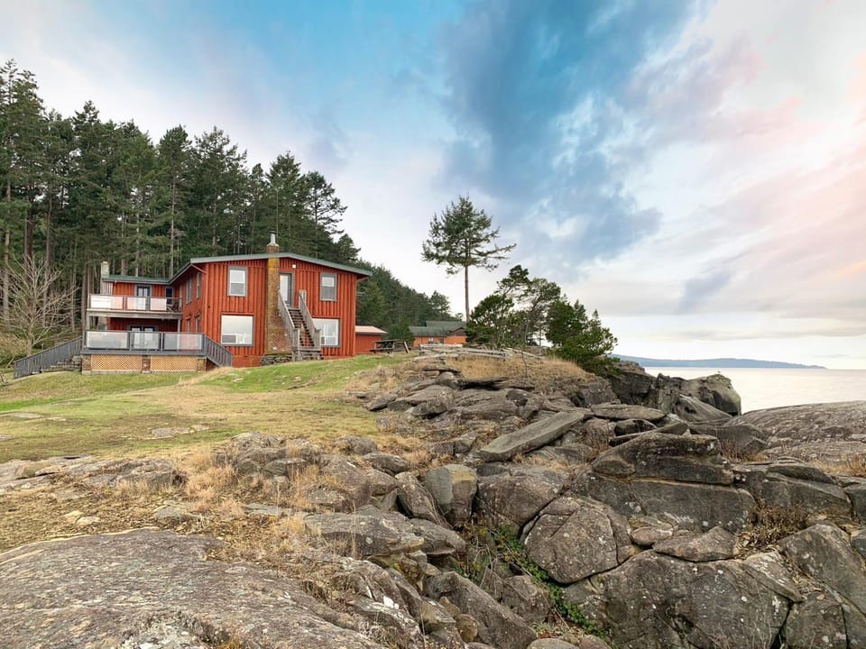 Dragon's Lodge Bed and Breakfast in Gabriola