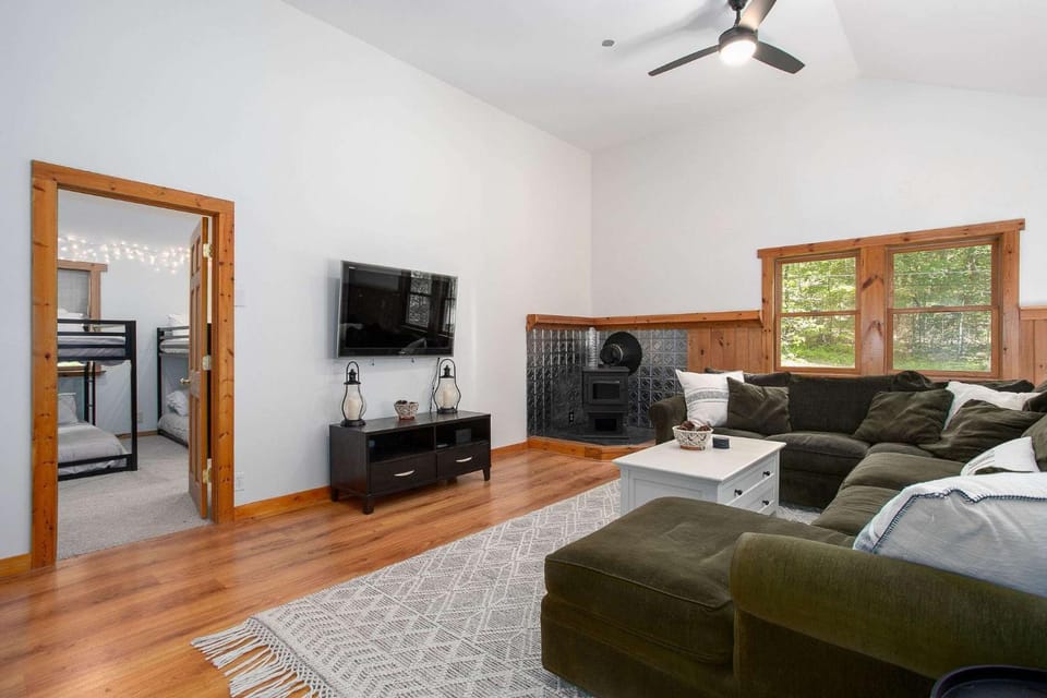 Lakes & Leisure! Spacious Berkshire Getaway House in Becket