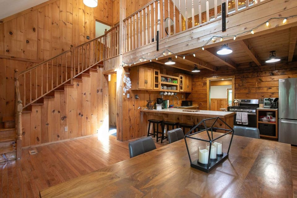 Lakes & Leisure! Spacious Berkshire Getaway House in Becket