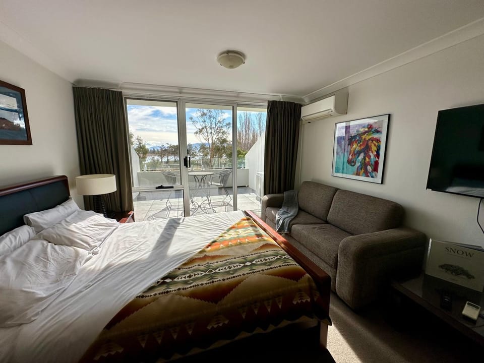The brumby by the lake- Horizons Lake Jindabyne Apartment in Jindabyne