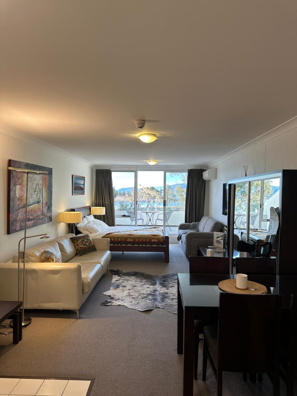 The brumby by the lake- Horizons Lake Jindabyne Apartment in Jindabyne