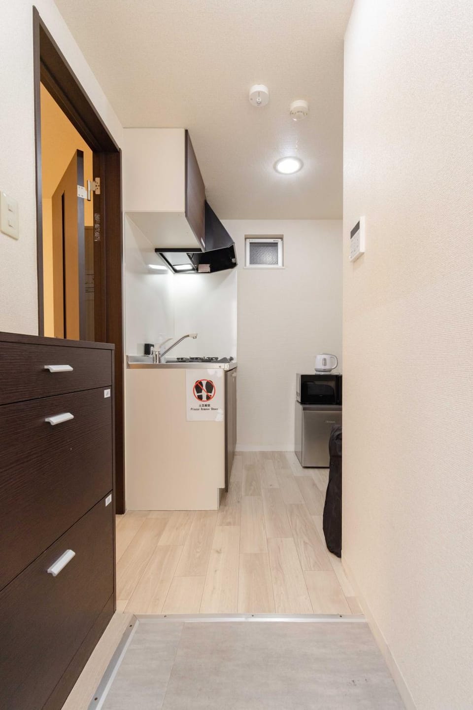 Kitchen or kitchenette, microwave, stove