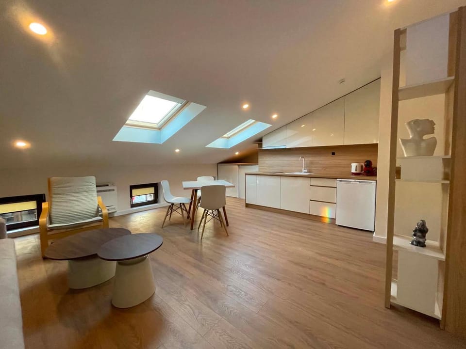 Kitchen or kitchenette, Living room, Seating area, Dining area