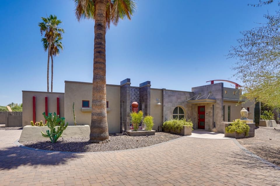 Luxe PV Estate w/ Private Pool & Sports Court! House in Paradise Valley
