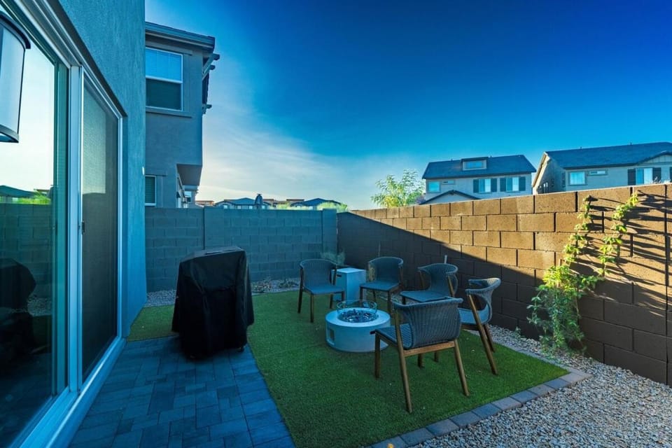 Oasis with Private Yard, Pool and Firepit House in Desert Ridge