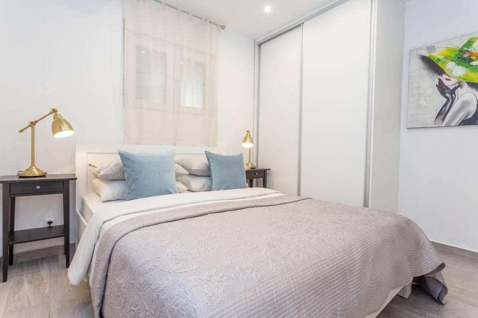 Bed, Bedroom, towels, wardrobe