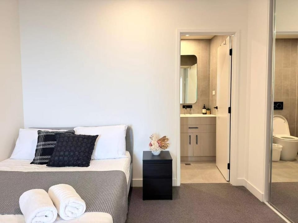 Modern M City Resort Suite 2BR w Balcony Parking M2808 Apartment in City of Monash