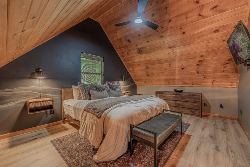 Bed, TV and multimedia, Photo of the whole room, Bedroom
