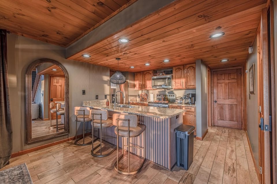 Kitchen or kitchenette, Dining area, stove