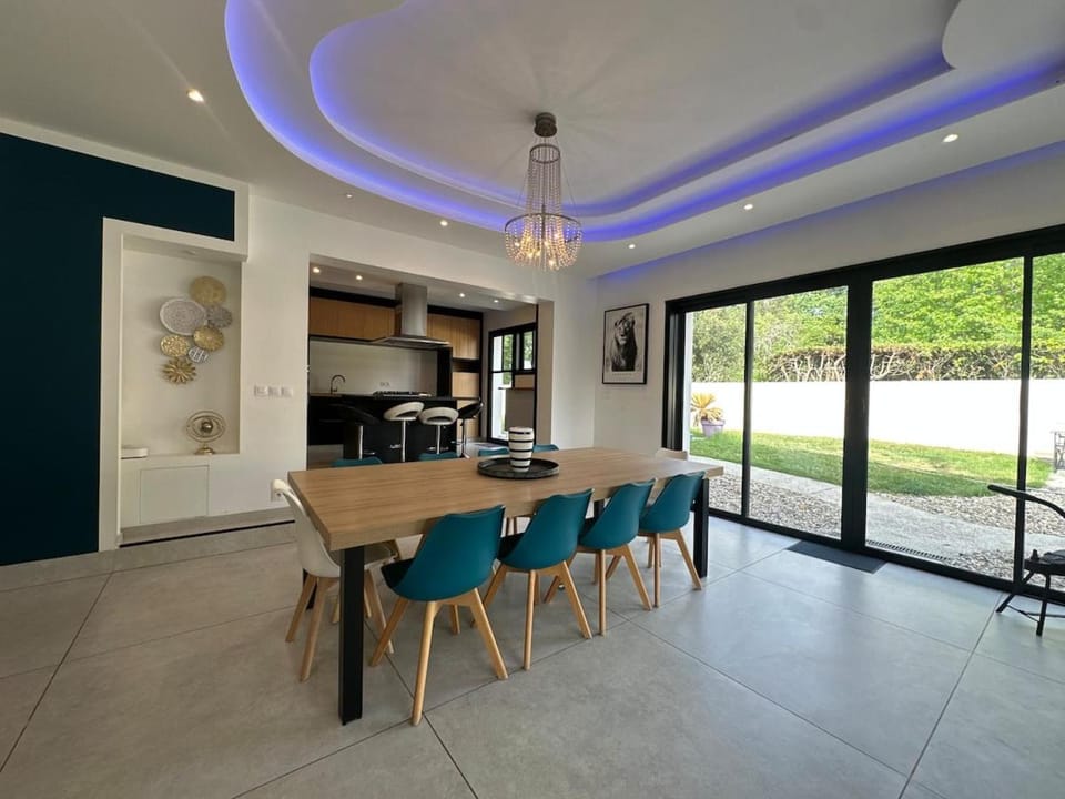 16 personnes - Jacuzzi -Wi-Fi Netflix - Parking Villa in Nouvelle-Aquitaine