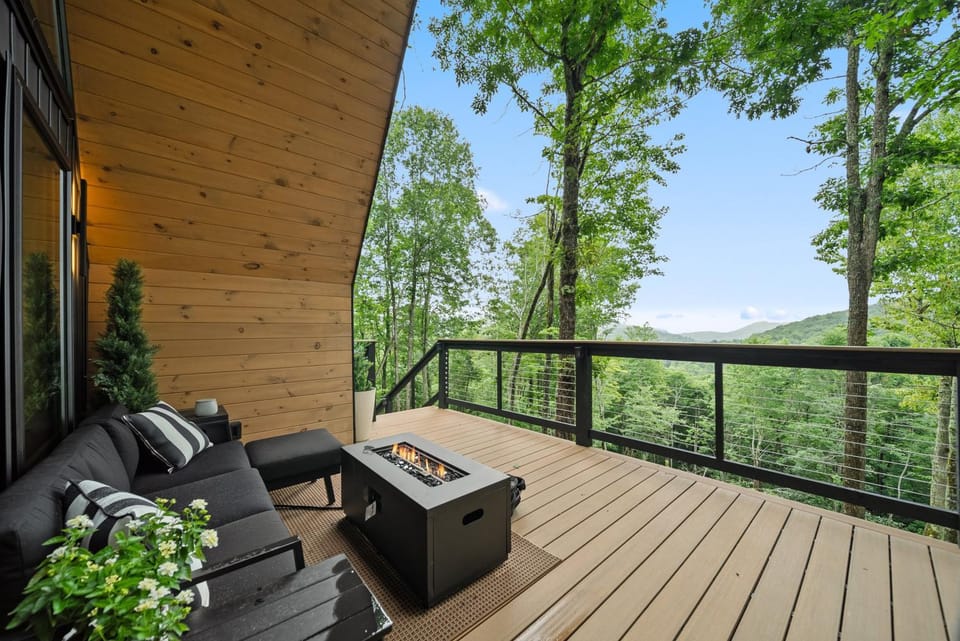 Alpine A-Frame at Calm Ridge Treehouses House in Brushy Fork