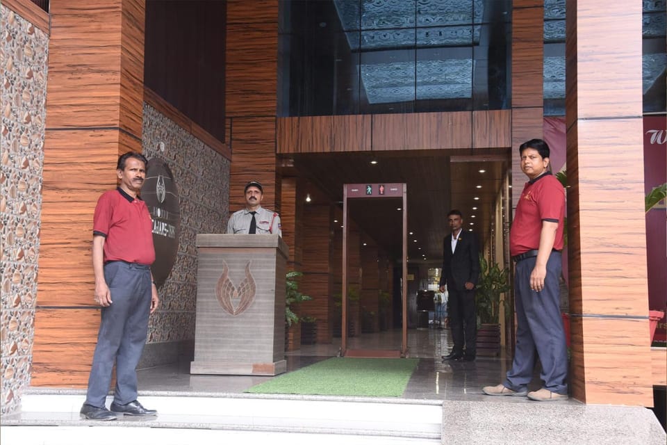 Staff, Facade/entrance