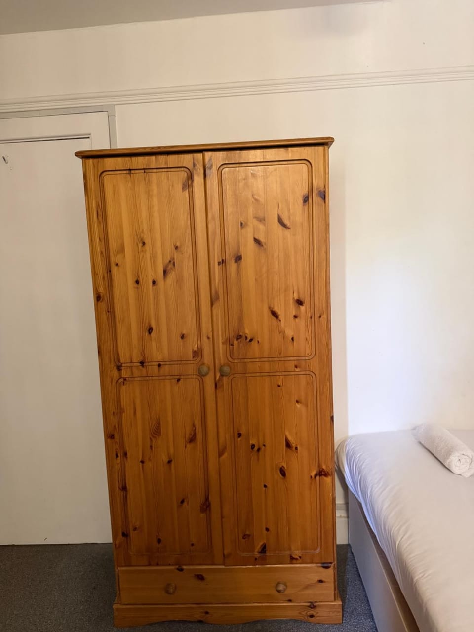 Homely Birchwood Gatwick Bed and Breakfast in Horley