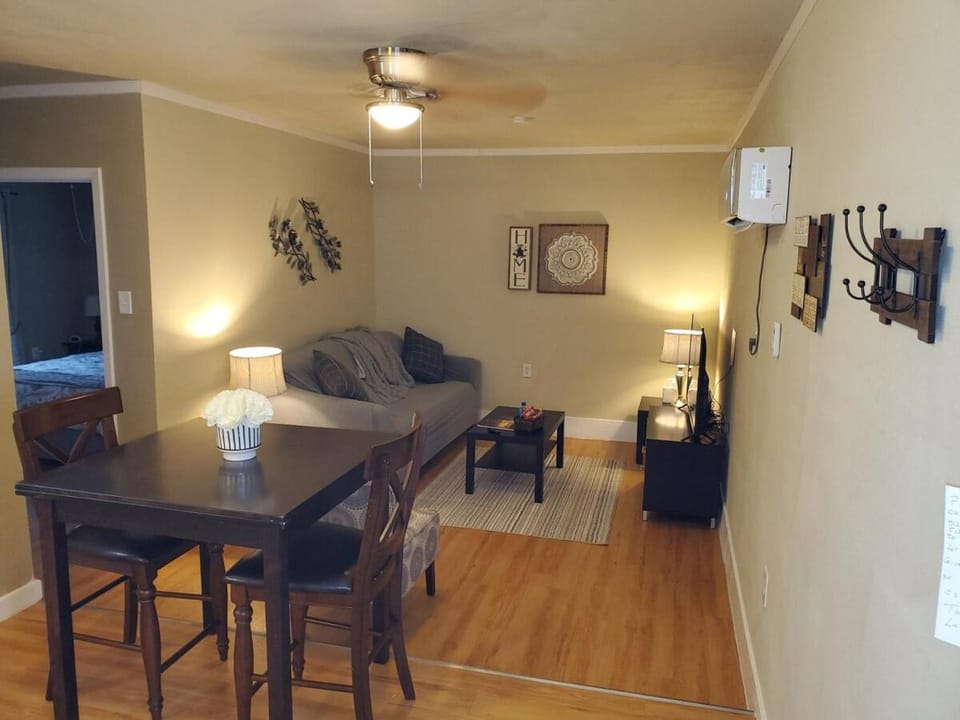 Little Oasis 1BR 1 BA Washer and Dryer Pet Stays Free Apartment in Jollyville