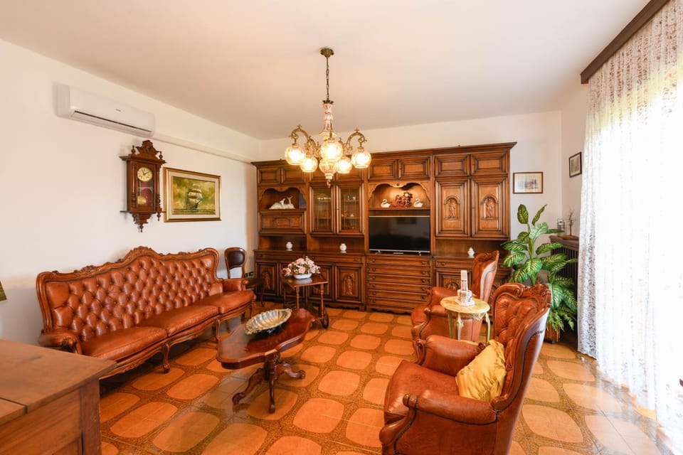 TV and multimedia, Kitchen or kitchenette, Living room, Seating area, air conditioner