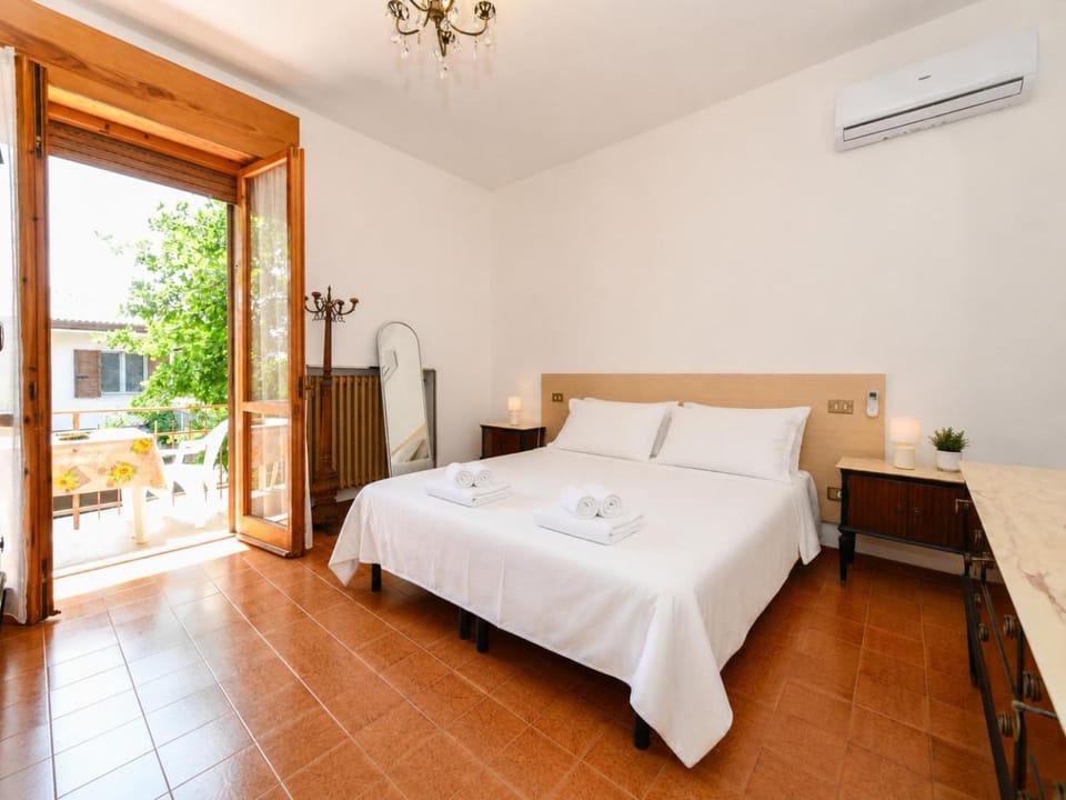 Bed, Photo of the whole room, Bedroom, towels, air conditioner