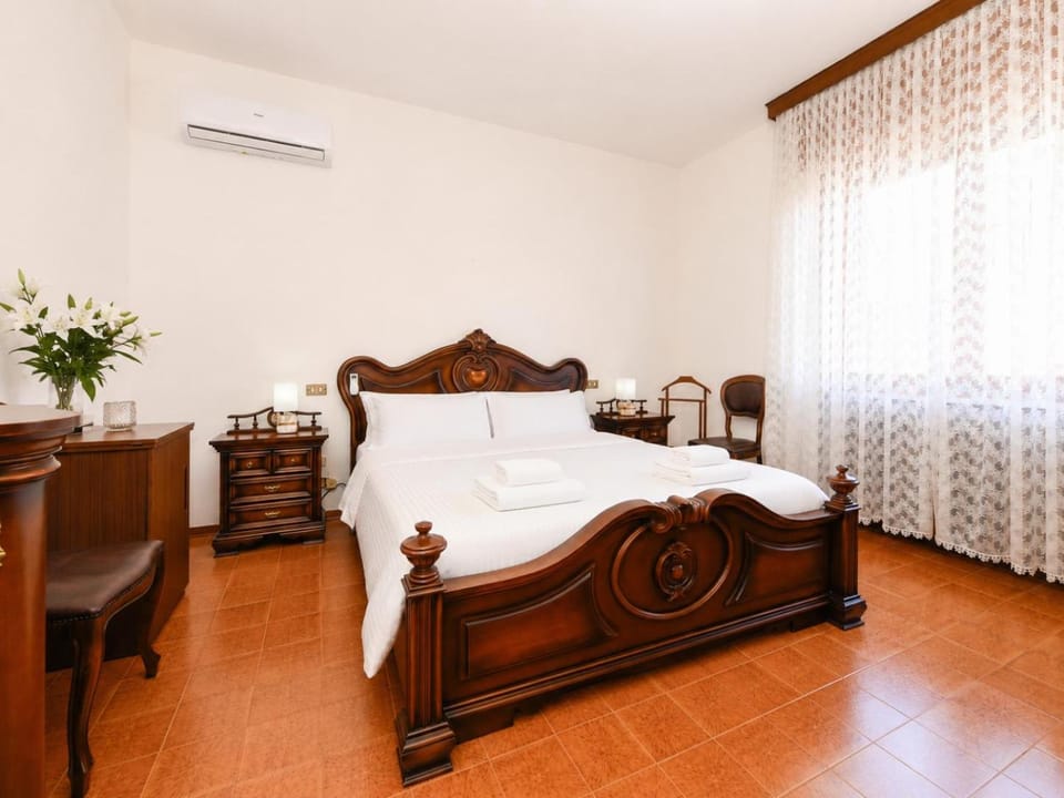Bed, Living room, Photo of the whole room, Seating area, Bedroom, air conditioner