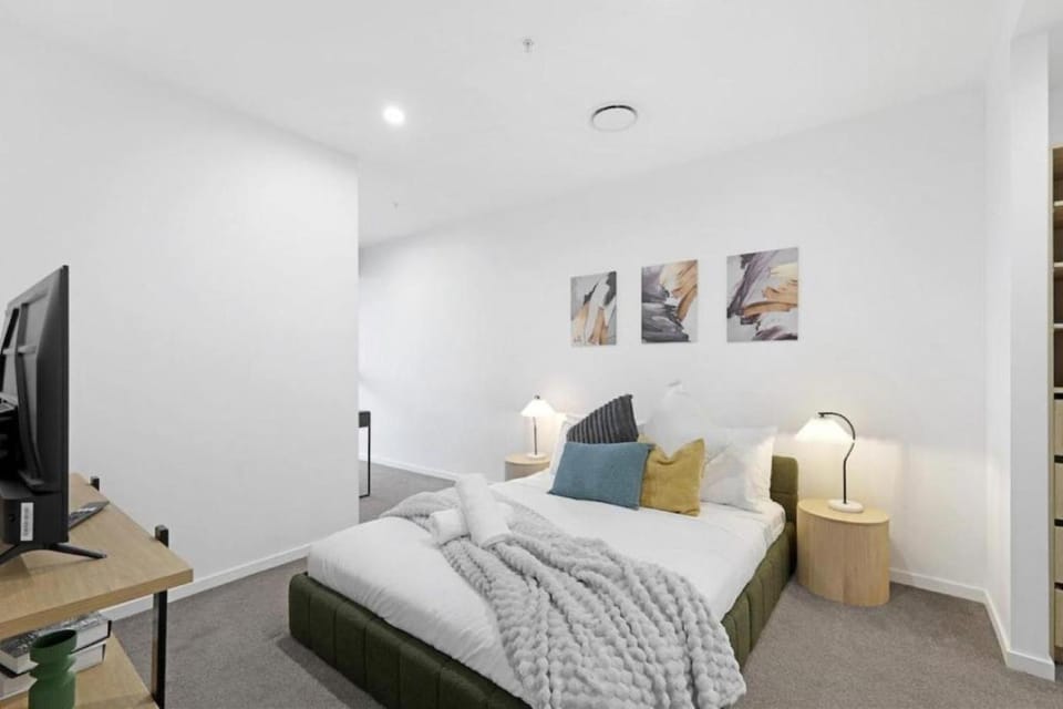 Bed, TV and multimedia, Bedroom