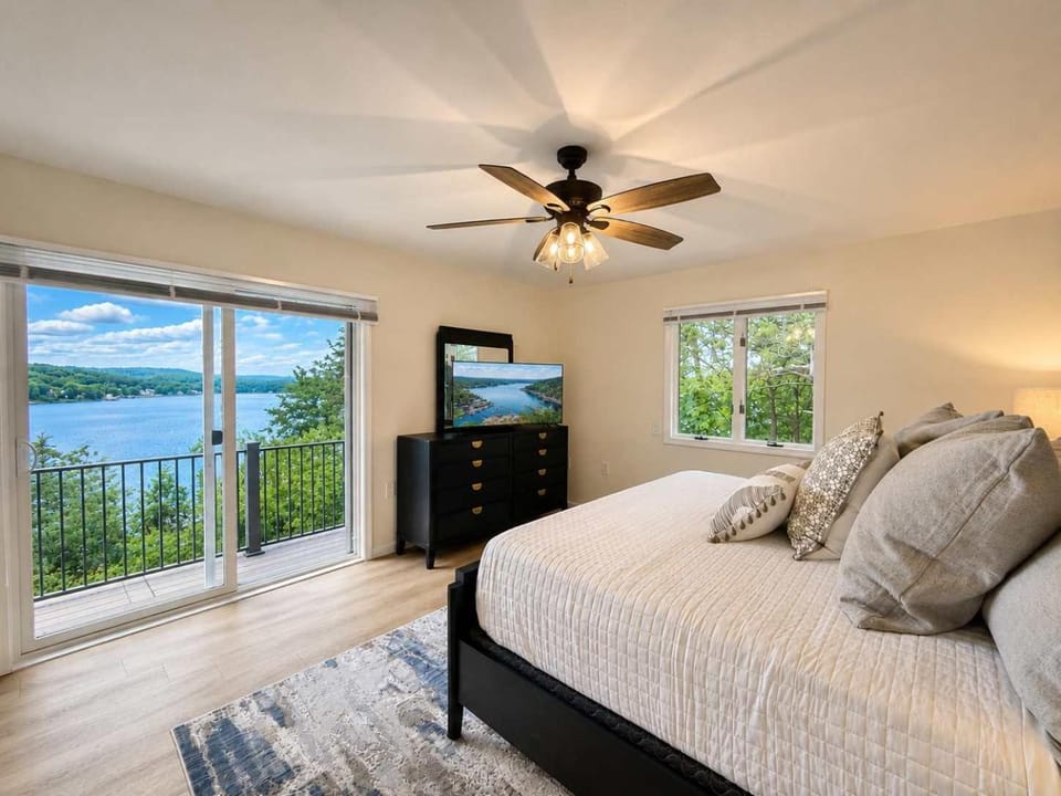 Cliff Top Retreat Spacious House in Lake of the Ozarks