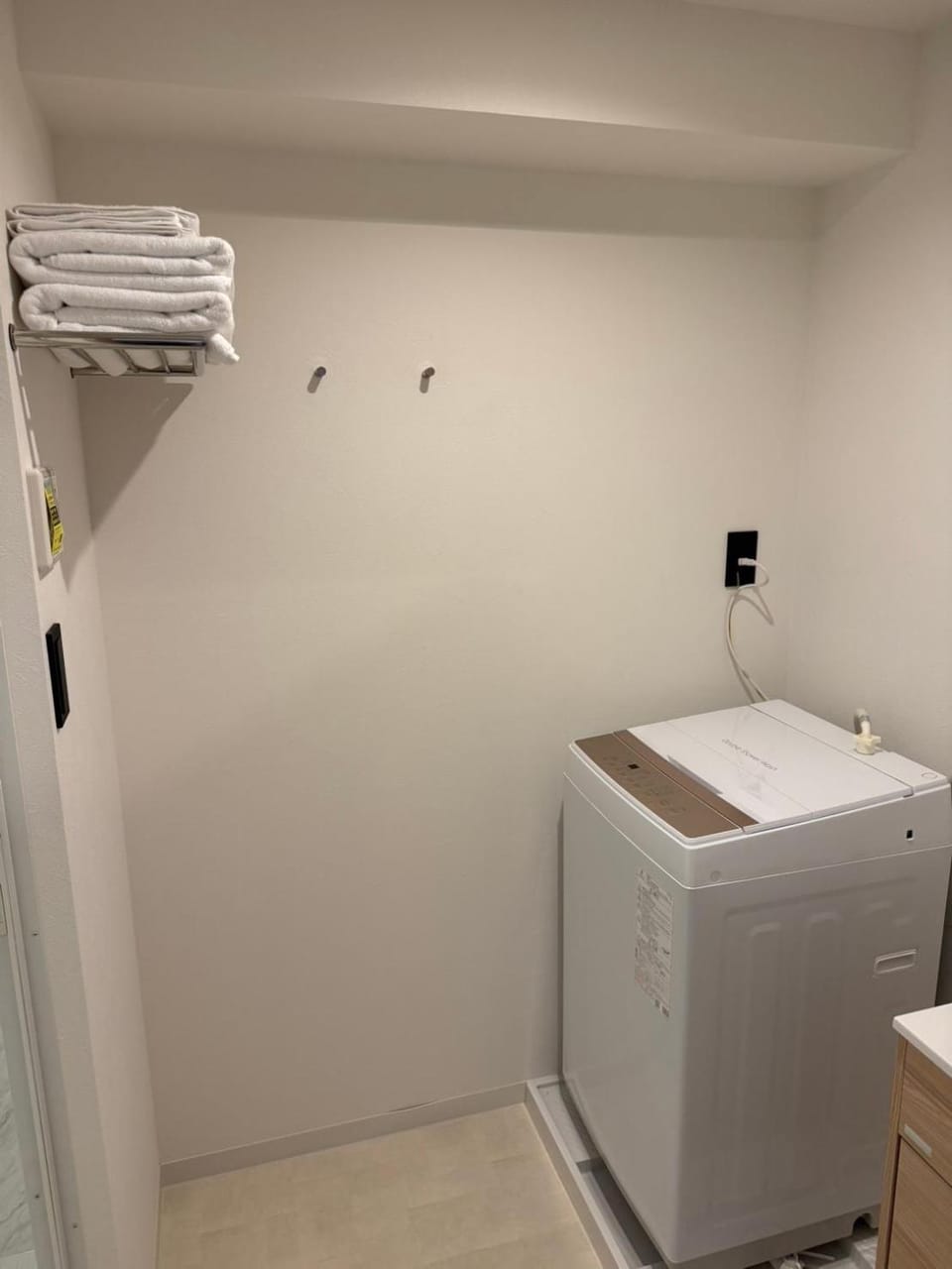 Photo of the whole room, towels, washing machine