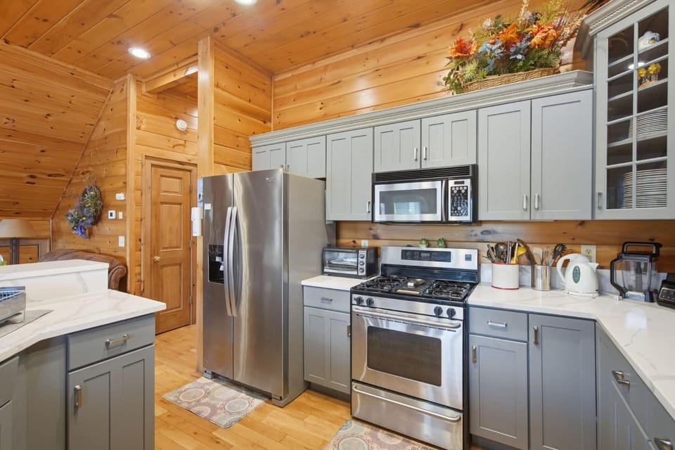 Lazy Bear Retreat House in Blue Ridge Lake