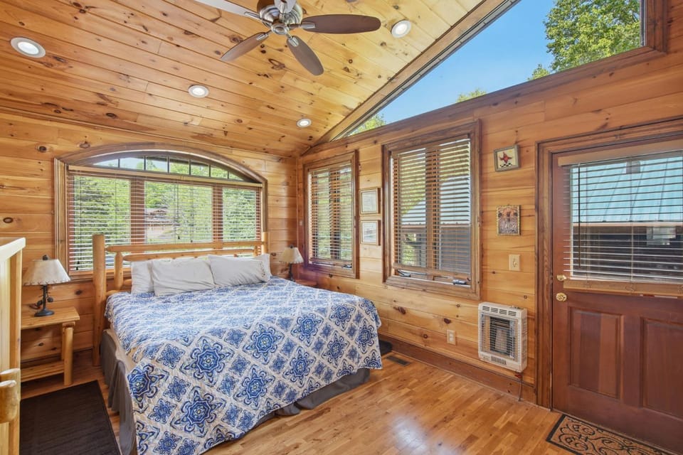 Lazy Bear Retreat House in Blue Ridge Lake