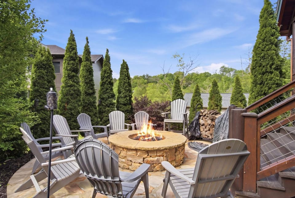 Lazy Bear Retreat House in Blue Ridge Lake
