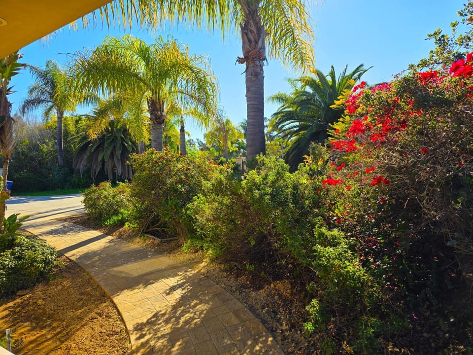Morning Glory Retreat-Private Lux 1-Bedroom Suite in a Tropical Resort Setting Bed and Breakfast in Vista