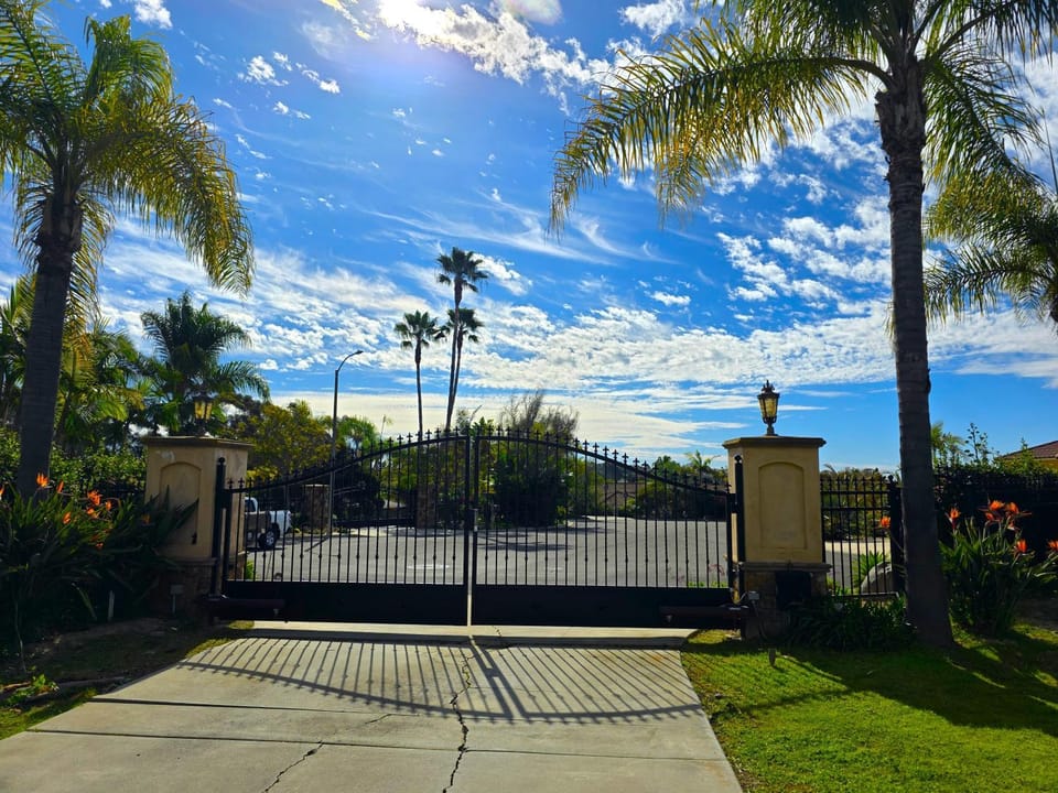 Morning Glory Retreat-Private Lux 1-Bedroom Suite in a Tropical Resort Setting Bed and Breakfast in Vista