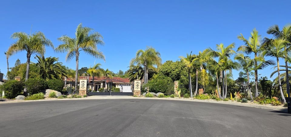 Morning Glory Retreat-Private Lux 1-Bedroom Suite in a Tropical Resort Setting Bed and Breakfast in Vista