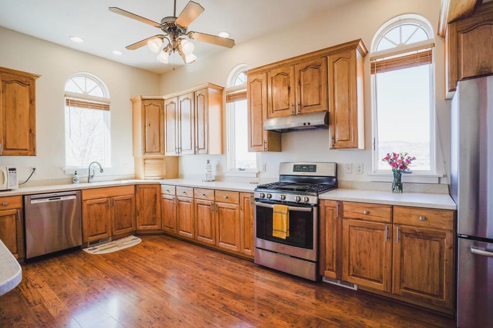 Kitchen or kitchenette, dishwasher, oven, stove