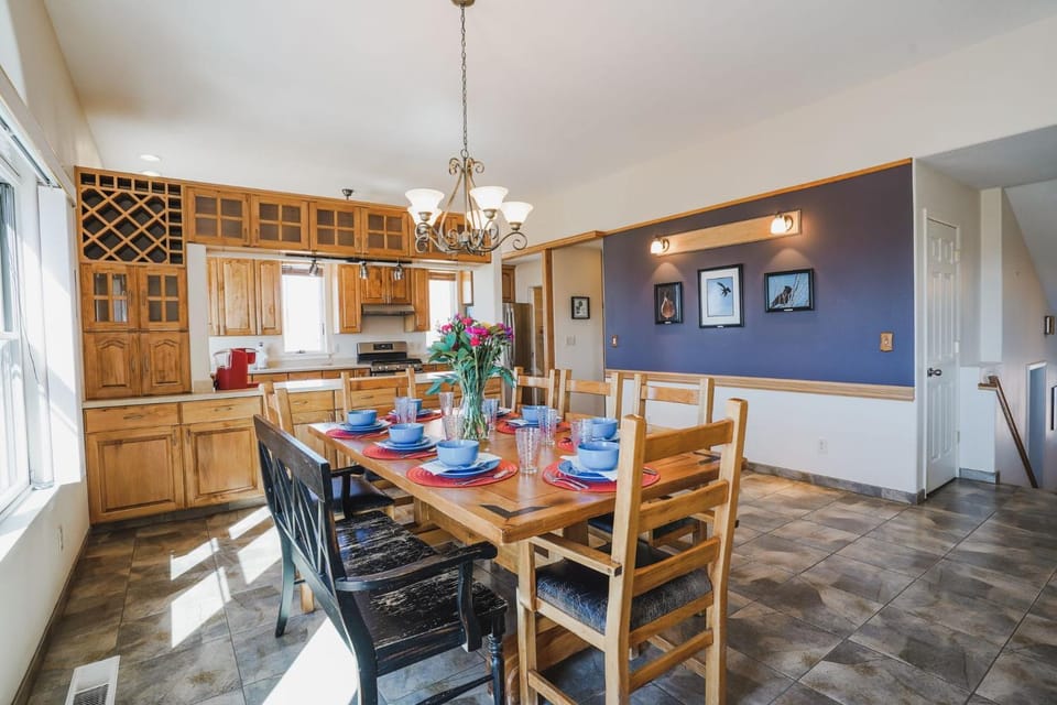 Kitchen or kitchenette, Dining area