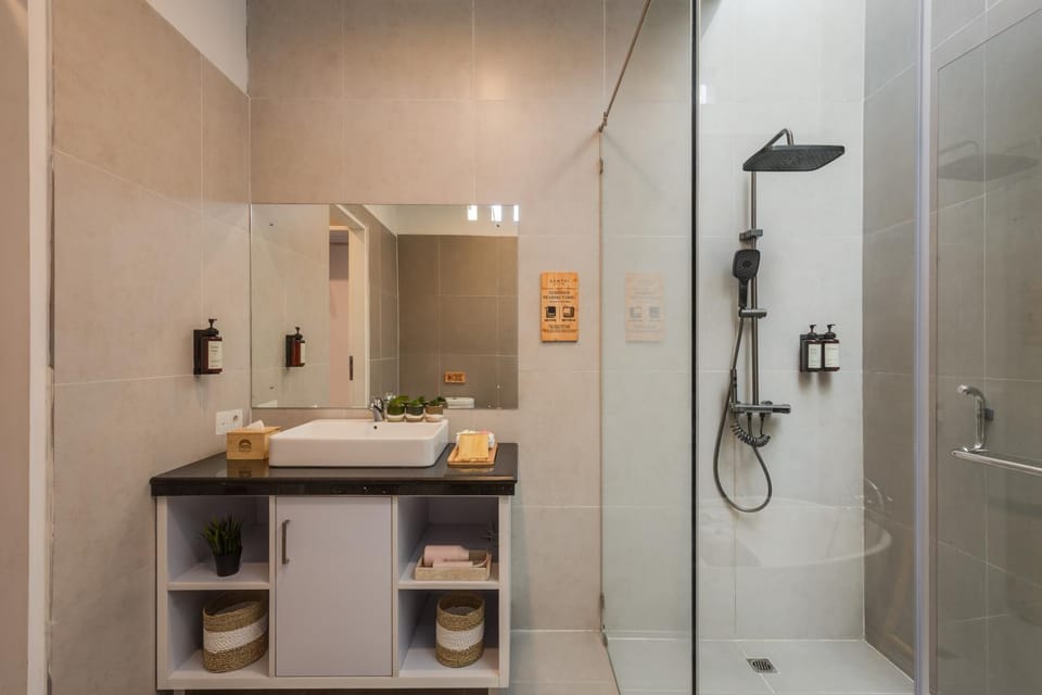 Shower, Toilet, Bathroom, Other, Photo of the whole room, Decorative detail, hair dryier, towels