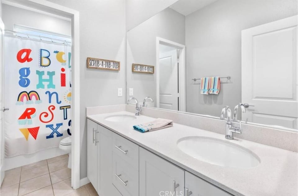 Bright and Cozy Bay Window Cottage 6 Vacation rental in Eastvale