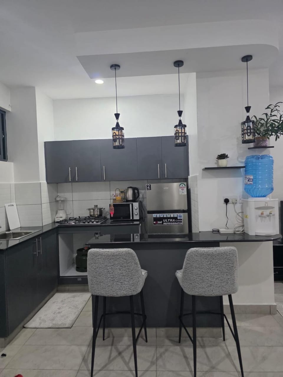 Coffee/tea facilities, Kitchen or kitchenette, Dining area, stove