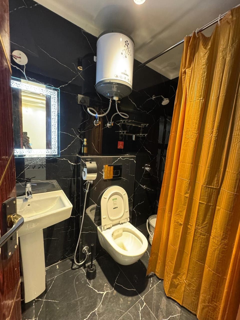 Luxury Stylish Near Metro Shah Mansion by Shahid Apartment in New Delhi