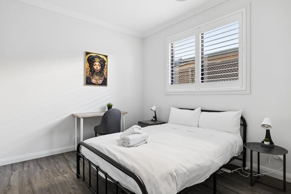 Ensuite Bathroom Comfort Double Bed at Central Cabramatta House in Sydney