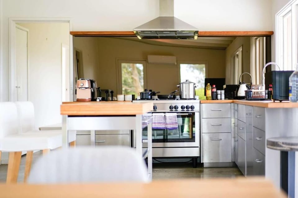 Lux Vineyard 2 bedroom Retreat House in Dixons Creek