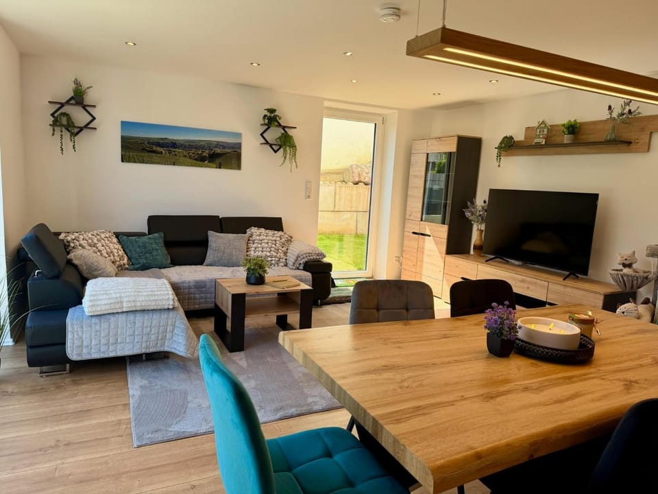 TV and multimedia, Living room, Seating area, Dining area