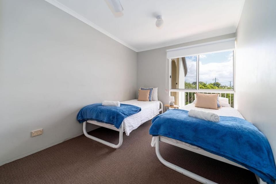 3BR Apt + Pool Great Location Opp Beach & Park Apartment in Hervey Bay