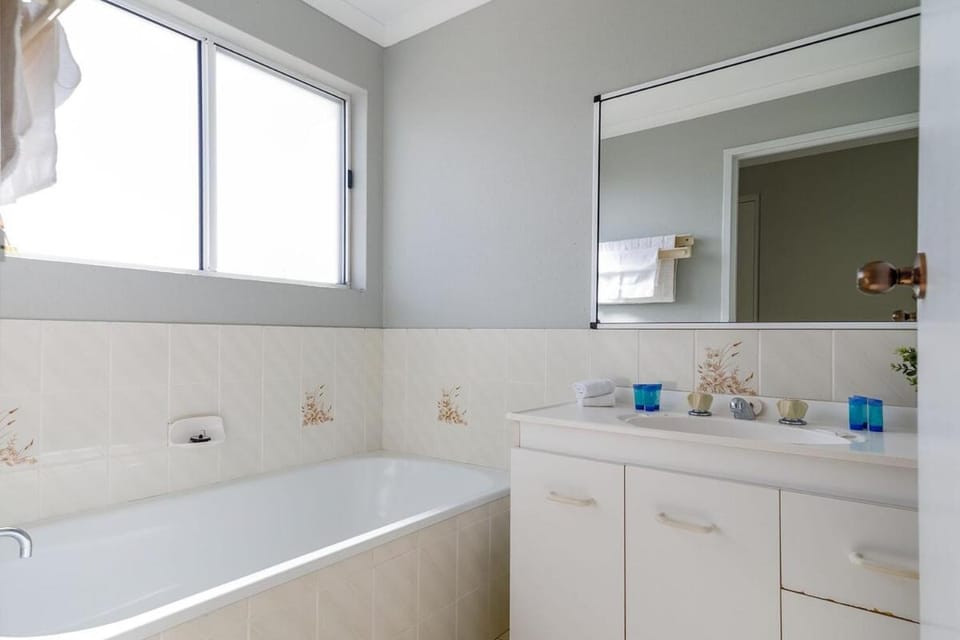 3BR Apt + Pool Great Location Opp Beach & Park Apartment in Hervey Bay
