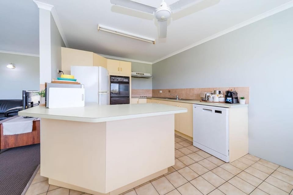 3BR Apt + Pool Great Location Opp Beach & Park Apartment in Hervey Bay