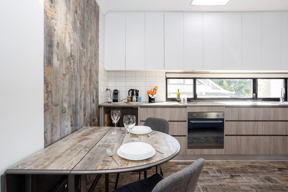 Coffee/tea facilities, Kitchen or kitchenette, Living room, Seating area, Dining area, stove, toaster